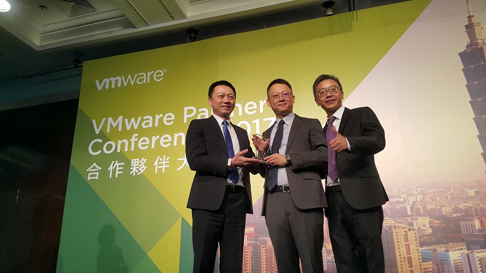 Read more about the article 華經資訊技術長 謝秉宸 獲頒 VMware最佳雲平台技術整合獎 殊榮
